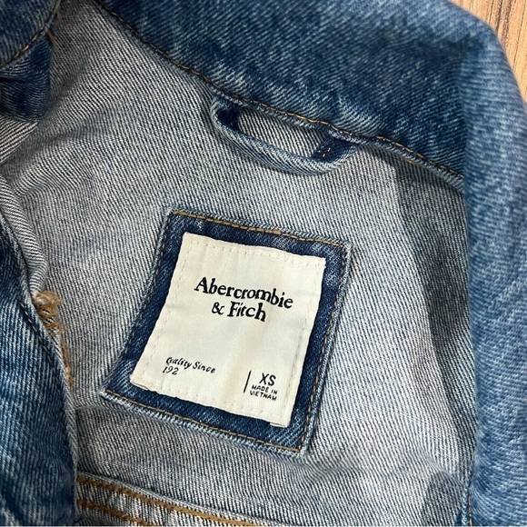 Abercrombie & Fitch Cropped Denim Jacket - Picture 8 of 8